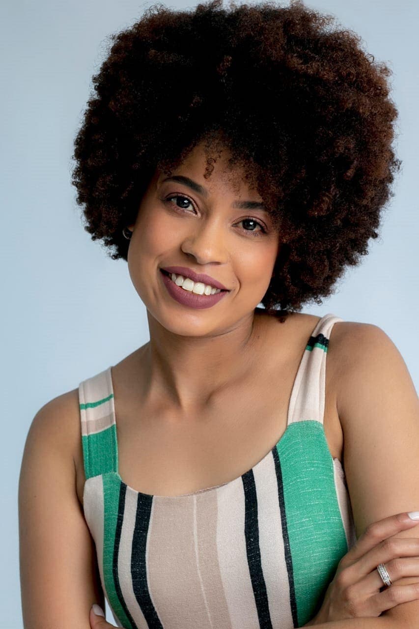 Guest with full, defined natural coils
